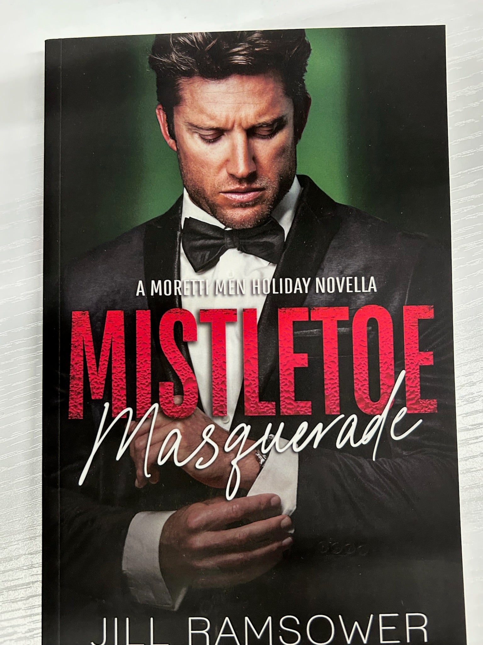 Mistletoe Masquerade (The Moretti Men)
